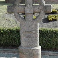 Vor der Kapelle