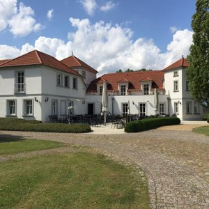 Hotel vom See her.