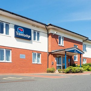 Travelodge Newcastle Gosforth in Newcastle upon Tyne, image may contain: Hotel, Building, Architecture, Housing