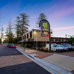 El Motor Inn in Port Macquarie, image may contain: Path, Sidewalk, Road, Car Dealership