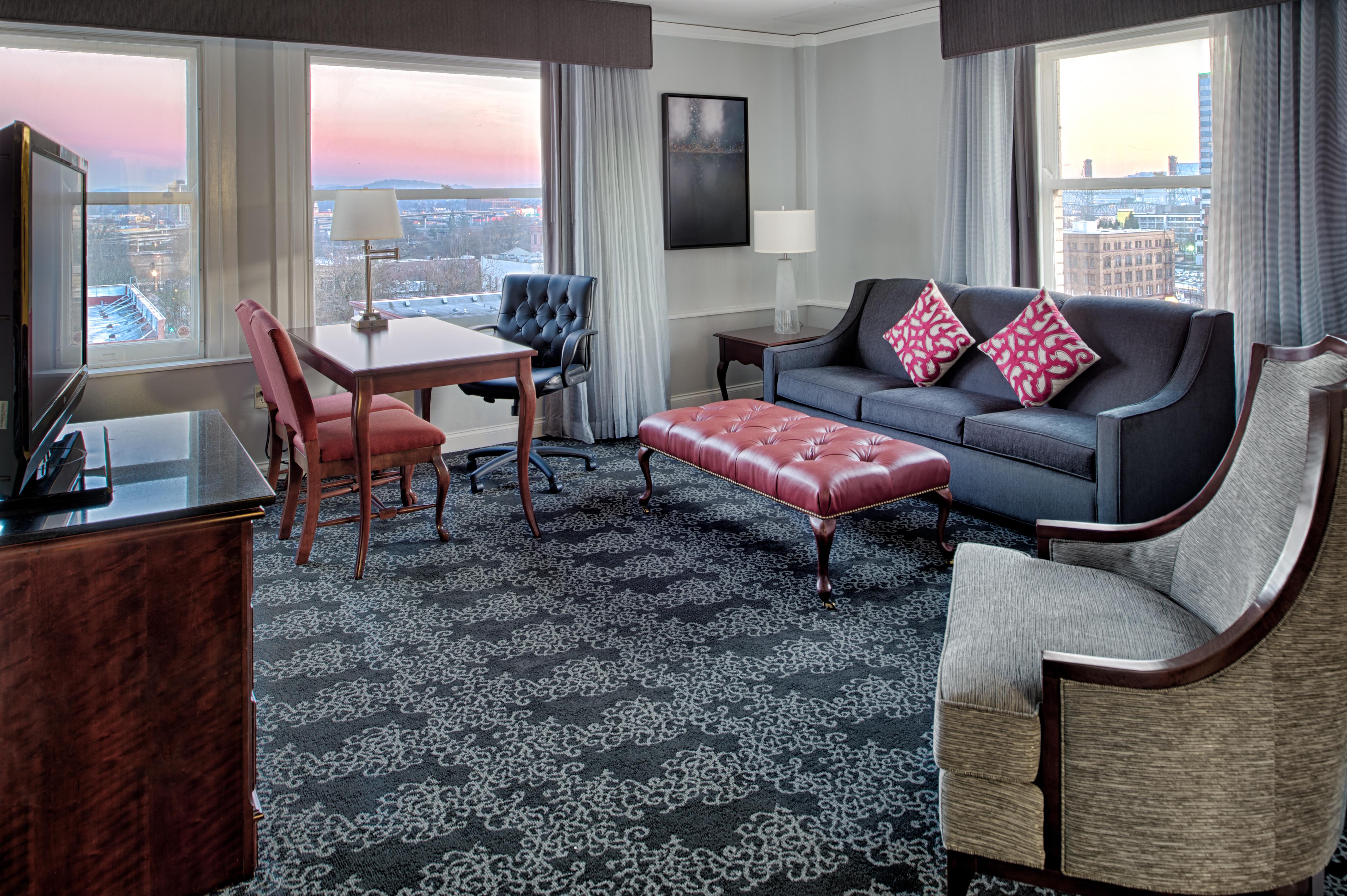 EMBASSY SUITES BY HILTON PORTLAND DOWNTOWN Updated 2024 Prices   Corner King Suite Parlor 