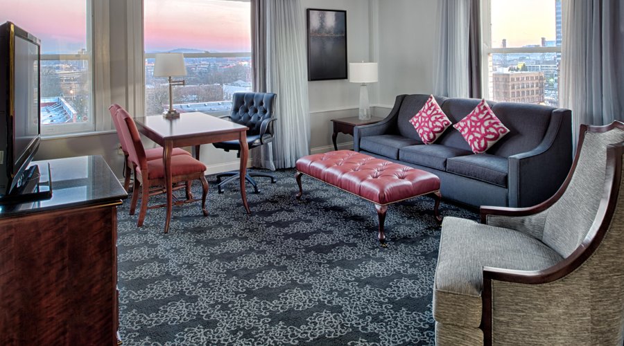 Corner King Suite Parlor