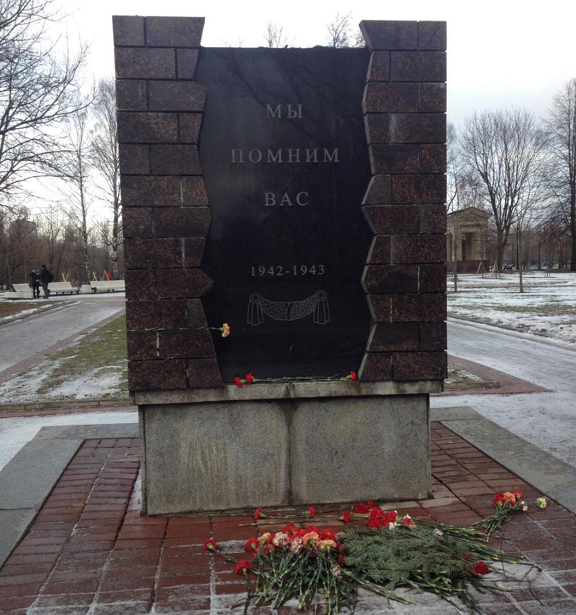 Мемориальная аллея. Мемориальная аллея памяти в Московском парке Победы Санкт-Петербурга. Мемориальная аллея памяти в Санкт-Петербурге. Парк Победы СПБ мемориальная плита. Мемориальная аллея Архангельск.