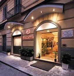 L'HOTEL LUNA ROSSA