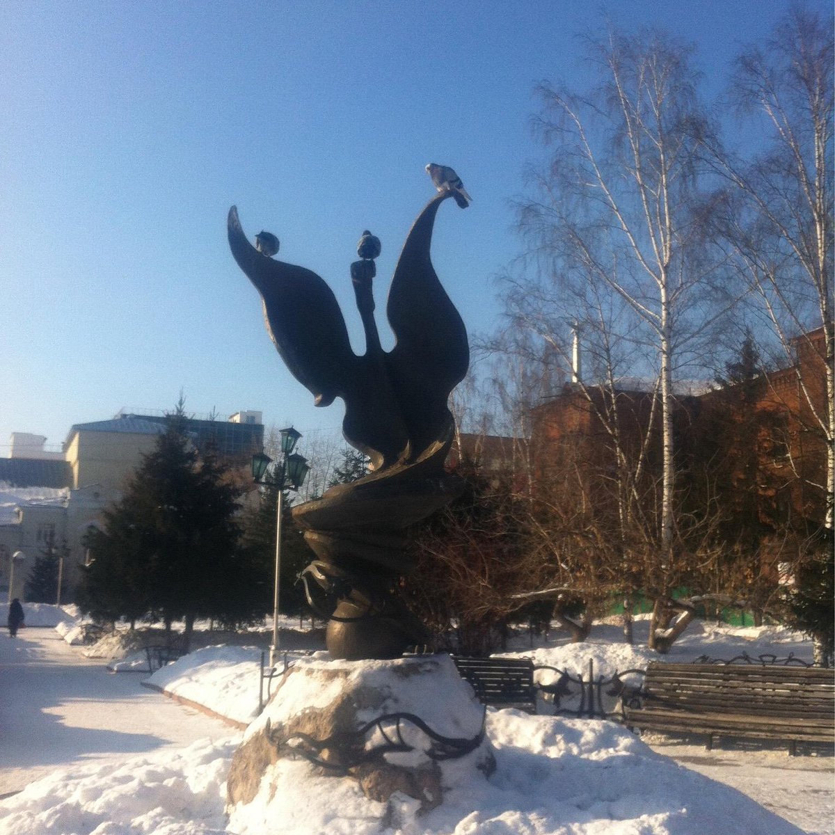 Хорошо томск. Памятники Томска. Томск достопримечательности. Памятник музе Томск фото. Памятник искренней и чистой любви Томск.