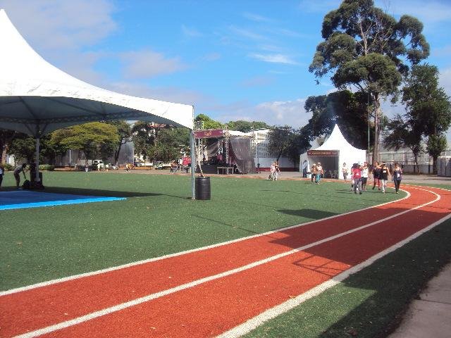 Quatro Amigos Jogando Basquete Em Uma Quadra Pública Ao Ar Livre