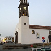 Kirche mit beleuchteter Uhr