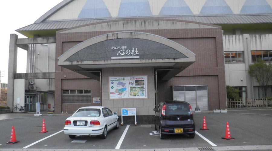 施設の前