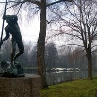 Emil Wikström's sculpture (Tukinuittaja/ The timber rafter) at Riverside park