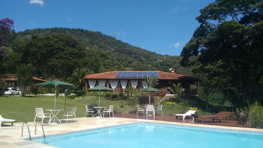 Piscina com sede ao fundo