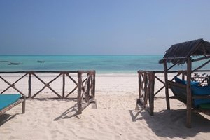 Zwembad en strand