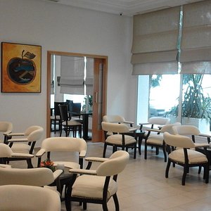 Salon de l'hôtel et cafeteria (coin fumeurs et non fumeurs)
