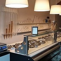 Gelateria rinnovata con nuovi colori.