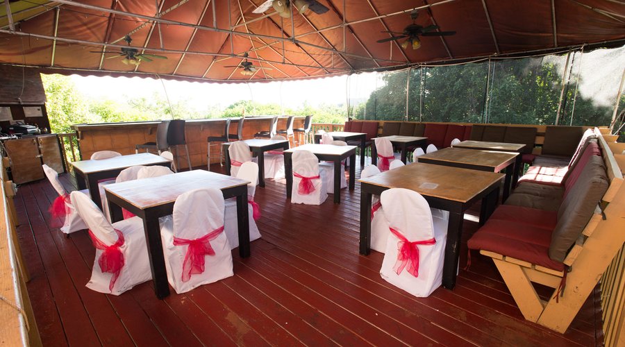 Vicars Bar & Grill at the Pavilions and Pools Villa Hotel