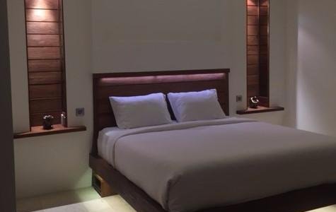 "Floating" King Bed with bamboo linen and LED lighting