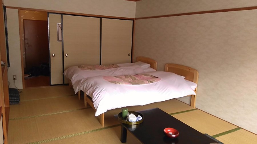 ベッドが2つ並んでいます3人以上の場合は食事の時間に布団を引いてくれます