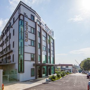Building frontage faces the main road Jalan Gelang Patah (10mins to UTM, 15mins to JDT Stadium)