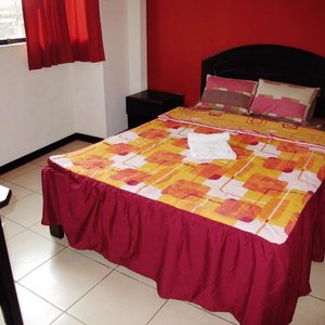 Habitación matrimonial con baño propio, agua caliente, TV LED 32", servicio wifi