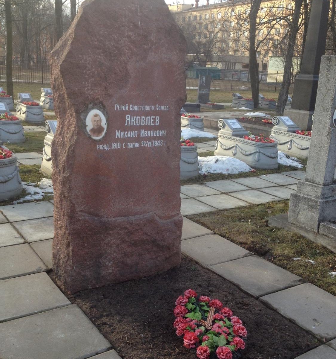 Кладбище рядом с отелем Москва Санкт-Петербург