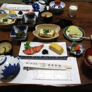 朝ごはんです。自産自消。人参の葉のゴマ和えがとても美味しかったです。