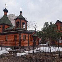 Слева - храм, справа - церковная лавка