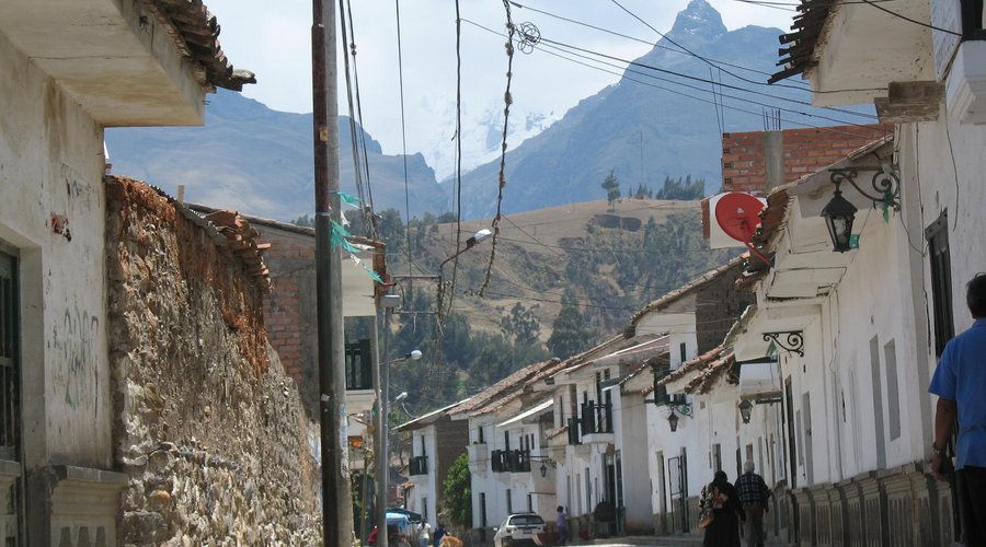 jr jose olaya barrio tradicional por su comida tipica,calle empedrada,balcones madera.