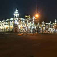 Здание музея. Подсветка отличная