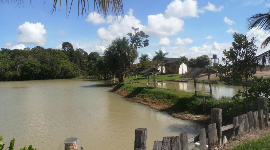 Lago e chales ao fundo