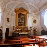 Interno chiesa del Real Monte Manso con altare