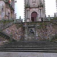 Escaleras de la Plaza con San Jorge y el Dragón presidiendo la misma