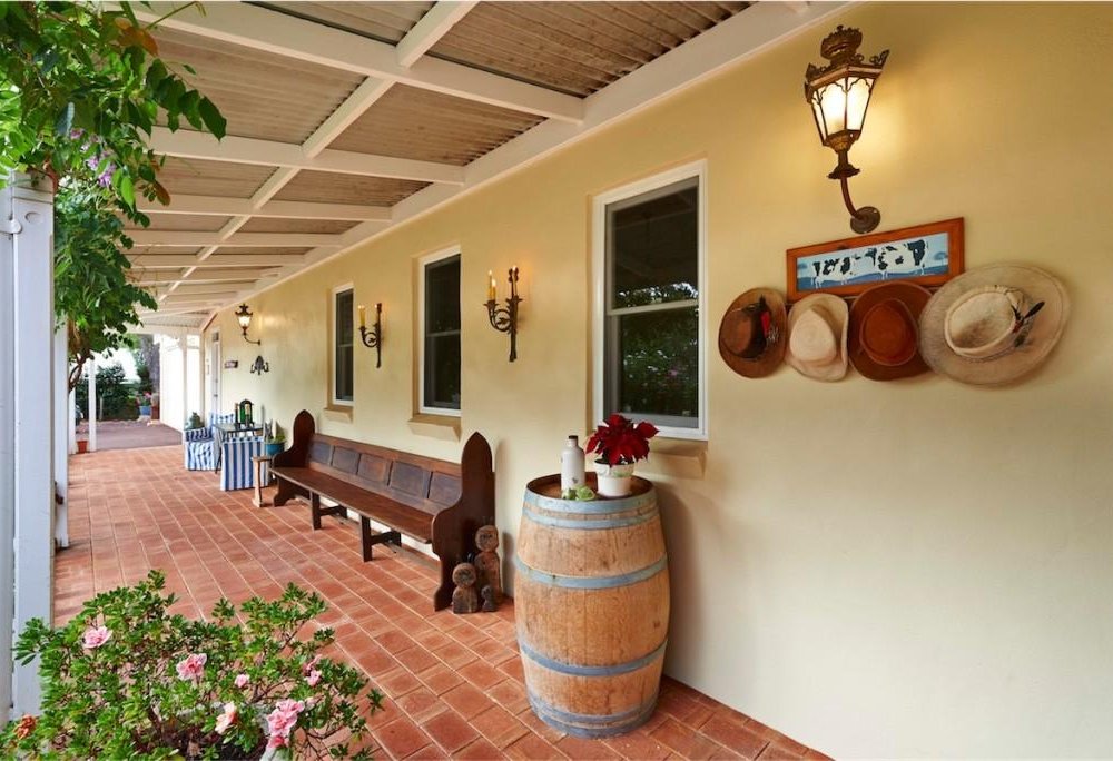 Karri House. Eat - Stay - Love by null