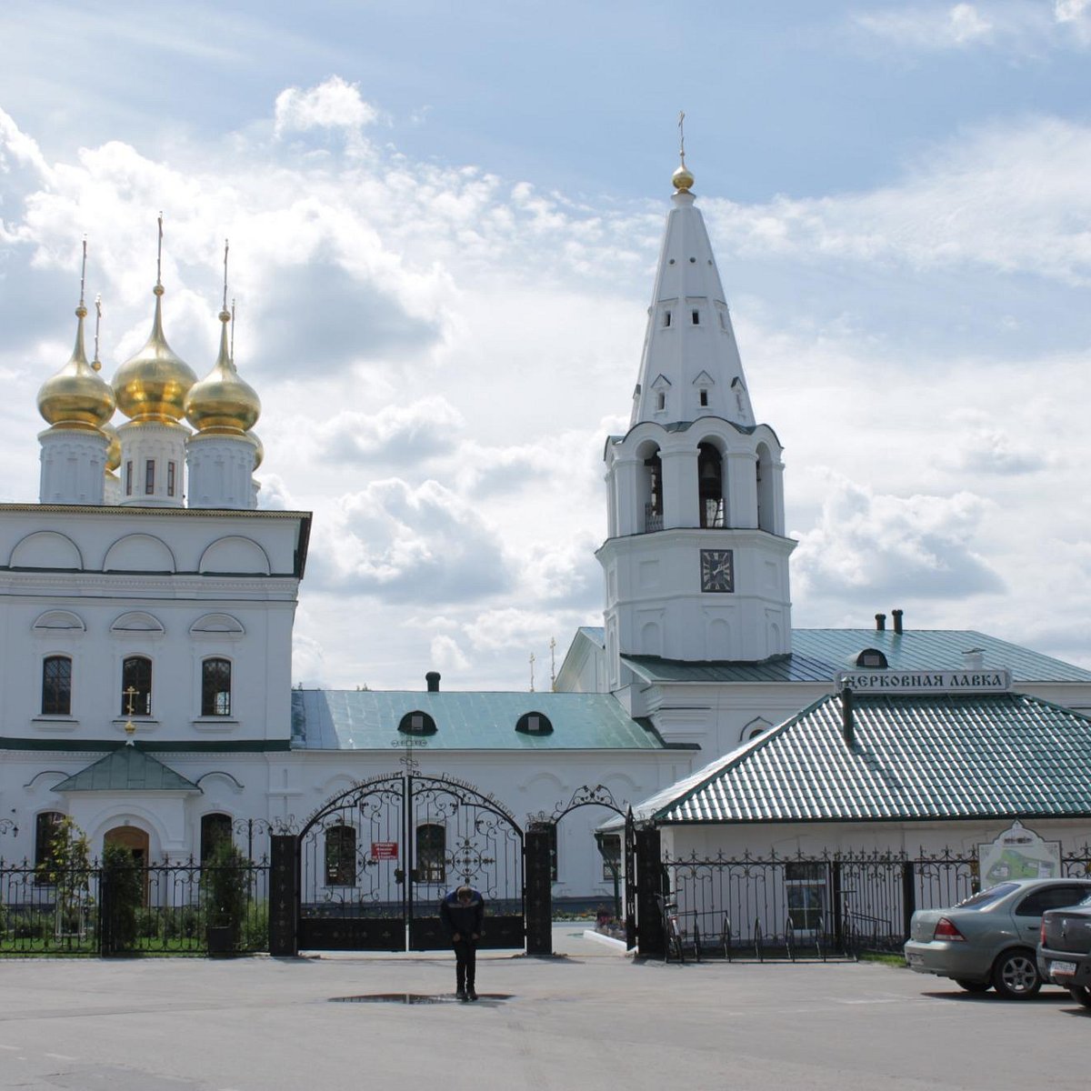 Бор храм в честь знамения.