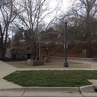Follow the path and tables along the Missouri River from the Riverfront Park to Independence Par