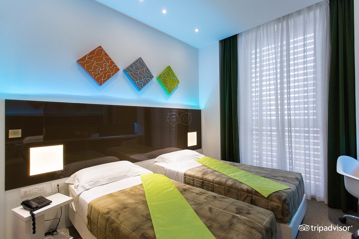 Ingresso e doccia con luce led blu - Foto di Hotel degli Arcimboldi, Milano  - Tripadvisor