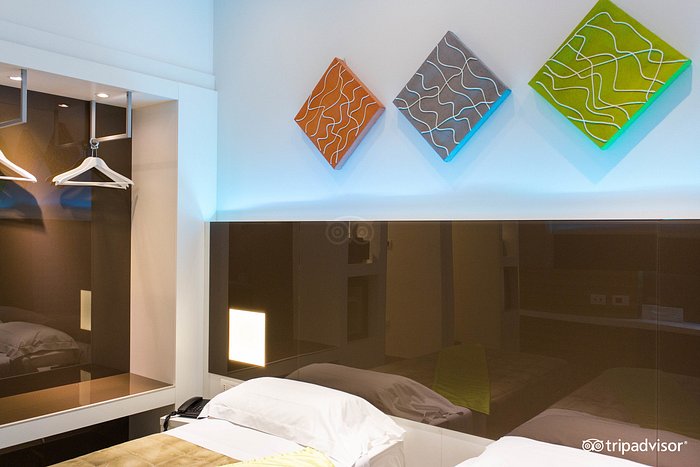 Ingresso e doccia con luce led blu - Foto di Hotel degli Arcimboldi, Milano  - Tripadvisor