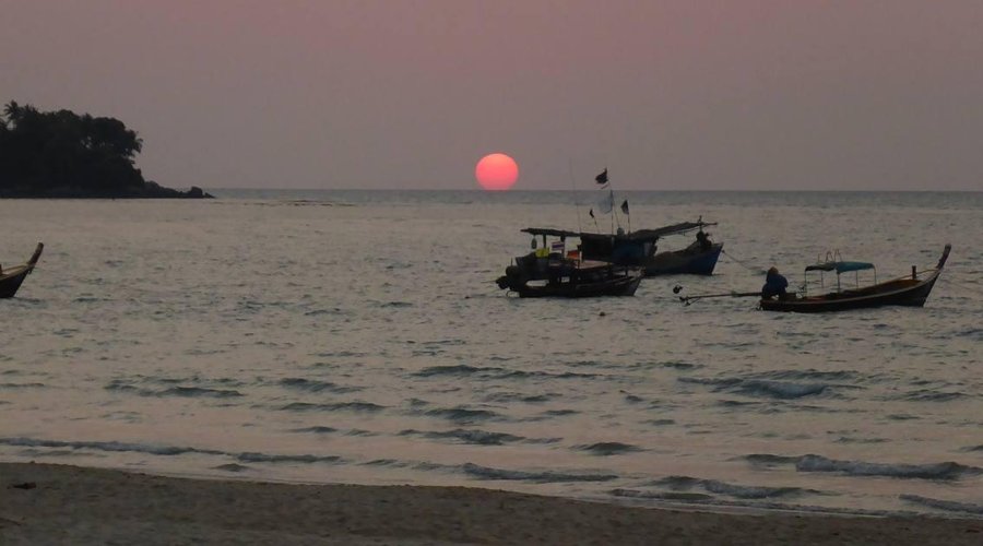 Sonnenuntergang direkt vor den Bungalows