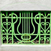 Particolare delle grate in stile Art Decò poste intorno al basamento del palco.