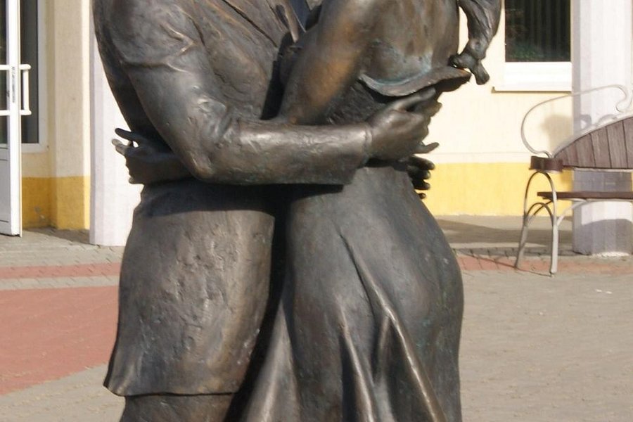 Monument to the Newlyweds image