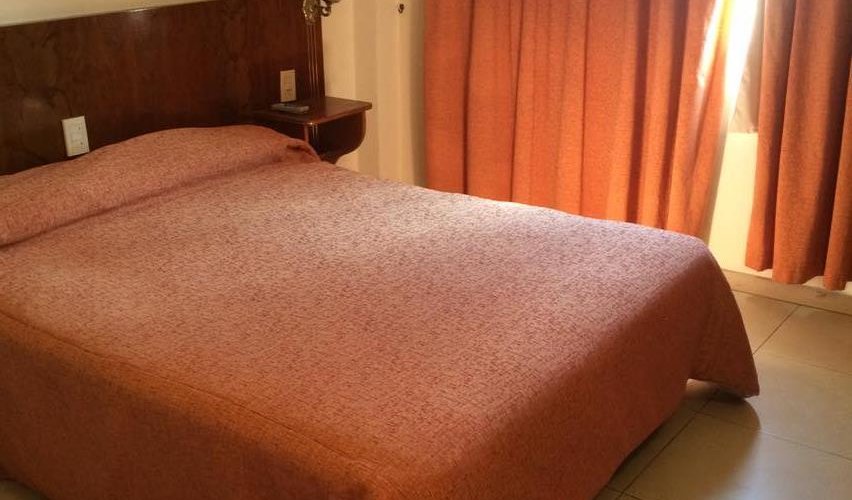 Quarto com móveis antigos, mas bem espaçoso