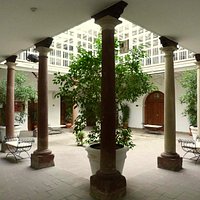 Patio où se donnent les nombreuses activités de la Fondation