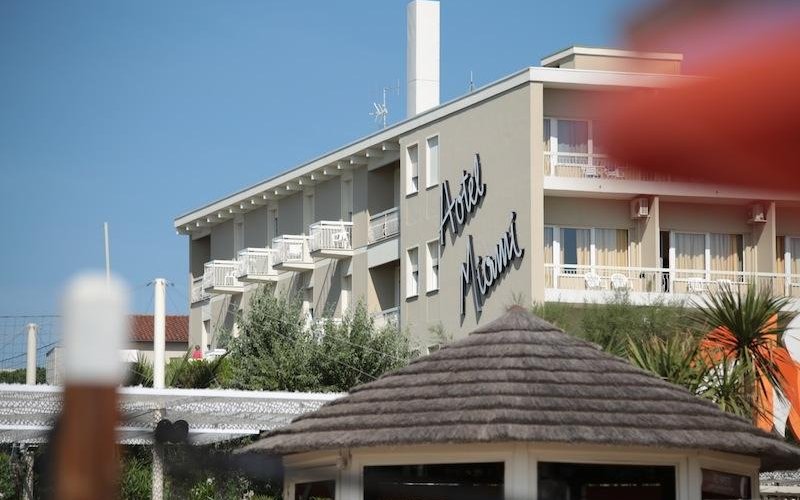 L'Hotel visto dalla spiaggia