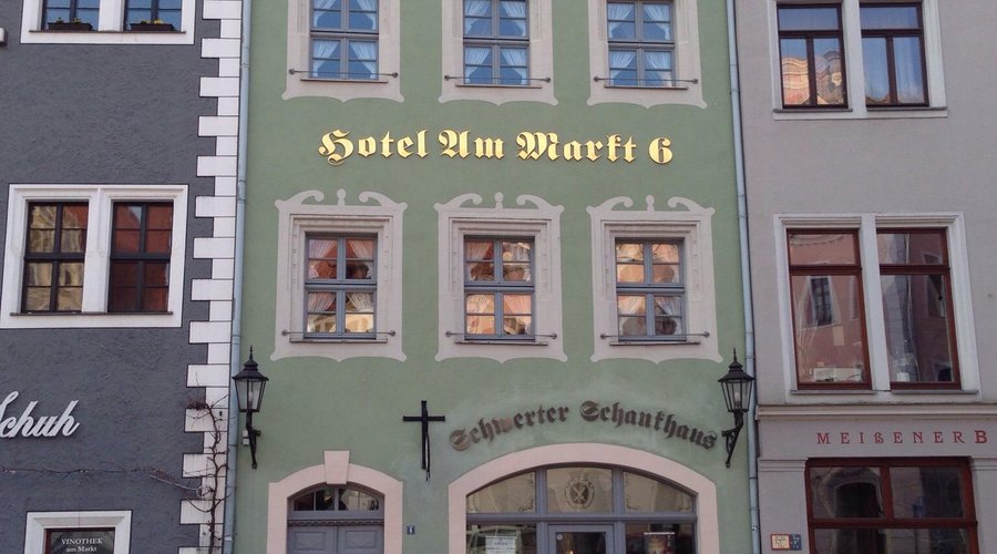 Direkt gegenüber des Ratskellers. Schönes hergerichtetes Restaurant. Zimmer und bäder sind gut i