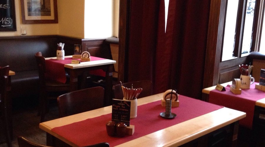 Direkt gegenüber des Ratskellers. Schönes hergerichtetes Restaurant. Zimmer und bäder sind gut i