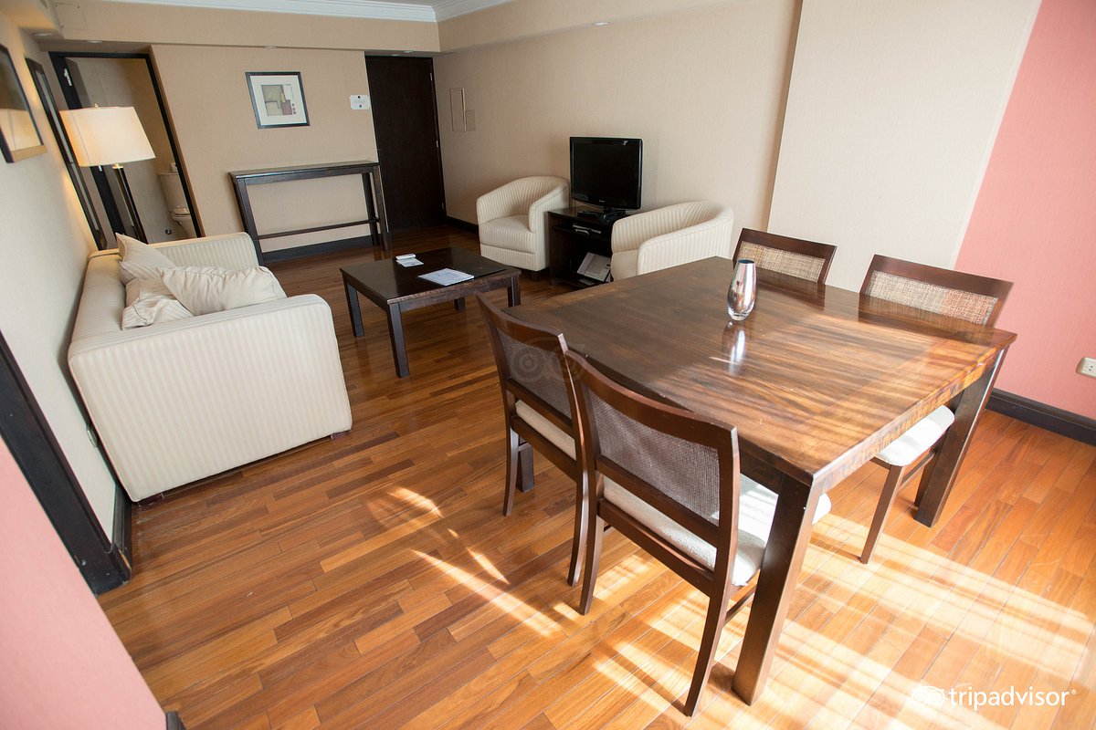 Mesa para comer, entre la cama y la televisión - foto de Premium Tower  Suites Mendoza - Tripadvisor