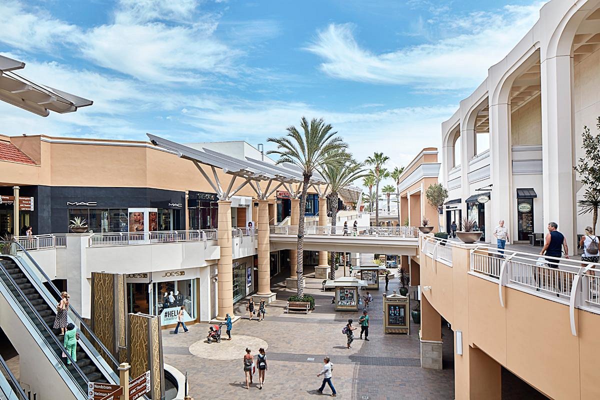 Fashion Valley Mall in San Diego, California Editorial Stock Photo - Image  of mission, front: 36402288