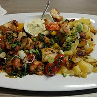 gegrillte Garnelen und Tintenfisch mit Bratkartoffeln