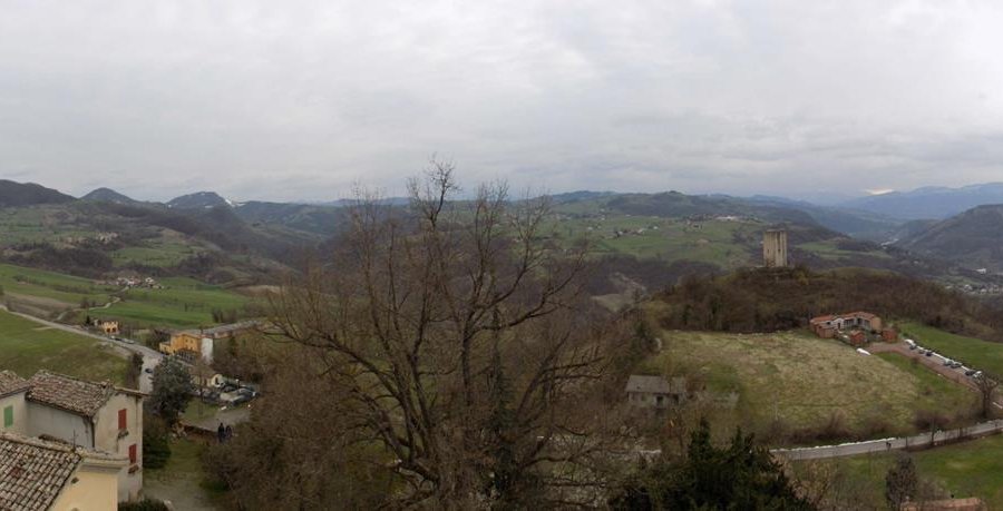vista panoramica, a sinistra sul fondo il castello di Canossa. Sulla destra la torre di Rossenel