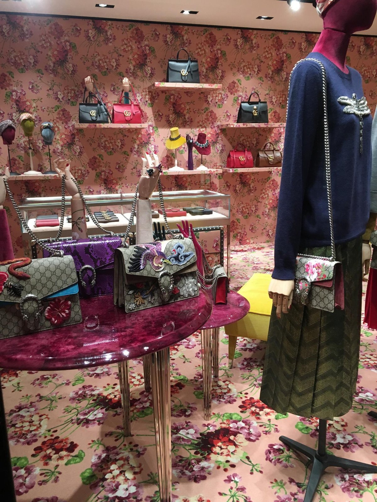 TOUR NO OUTLET DA GUCCI E PRADA COM PREÇOS