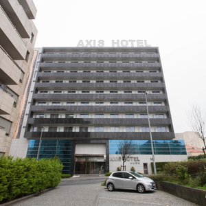 Axis Porto Business & Spa Hotel in Porto, image may contain: Bed, Furniture, Bedroom, Lamp