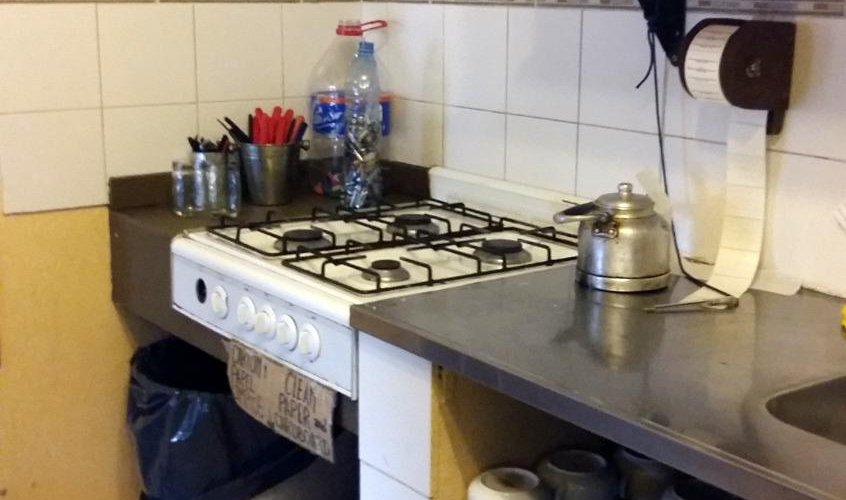Varios tachos de basura.
